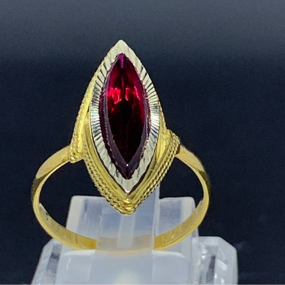 Beautiful Midcentury 18K Gold Ring with Ruby Colored Gemstone - Picture 5 of 17